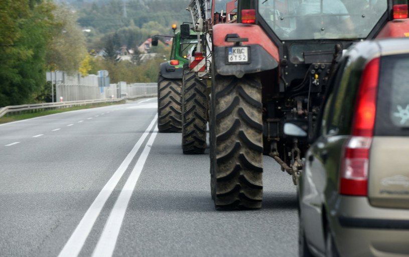 Traktor, kombajn albo furmanka na drodze. Można wyprzedzać, jeśli jest ciągła linia?