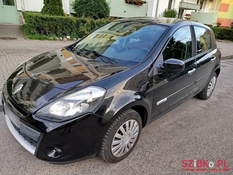 2011' Renault Clio photo #1