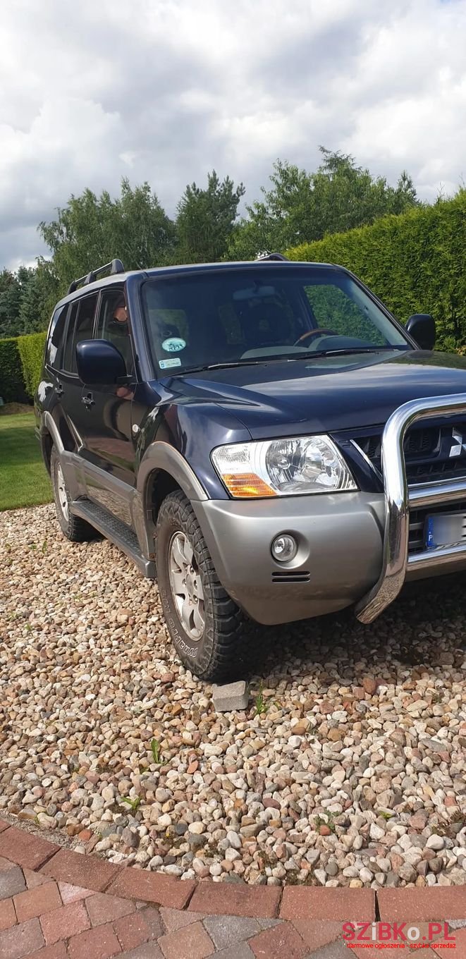 2004' Mitsubishi Pajero photo #1