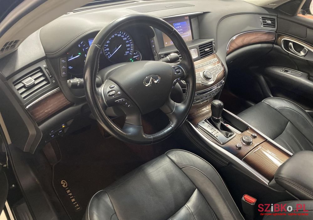 2015' Infiniti Q70 photo #3