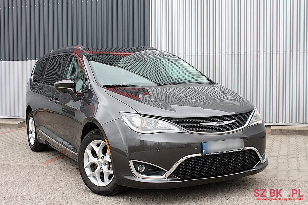 2017' Chrysler Pacifica photo #1
