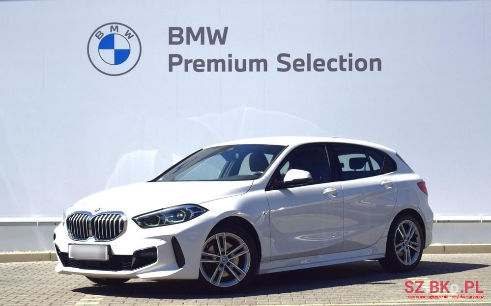 2022' BMW 1 Series photo #1