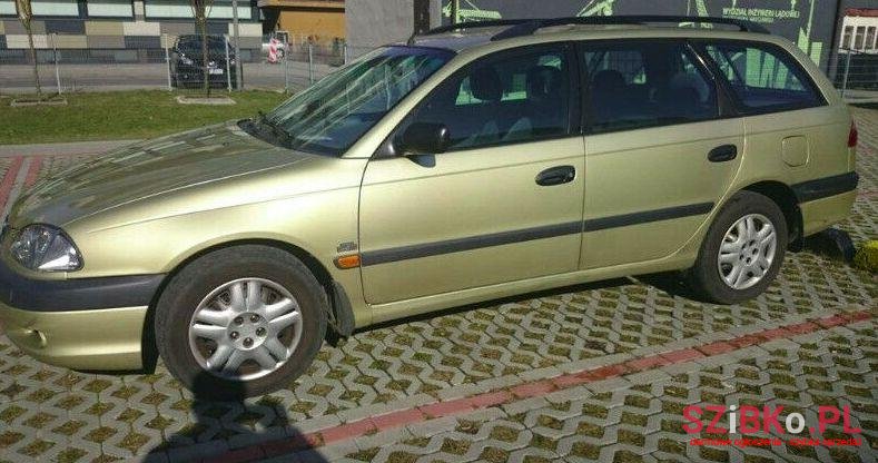 2002' Toyota Avensis photo #1