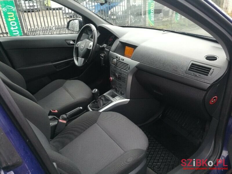 2011' Opel Astra photo #4