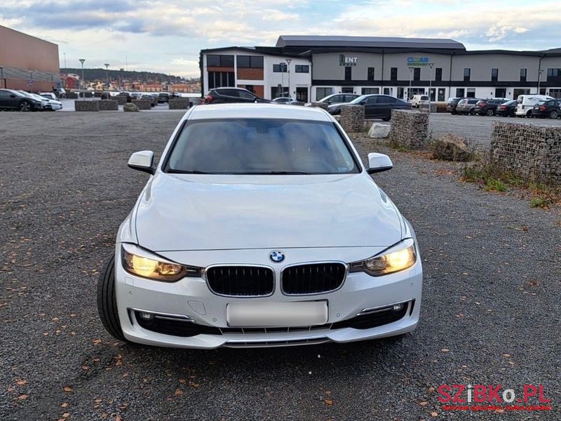 2012' BMW 3 Series 320D photo #2