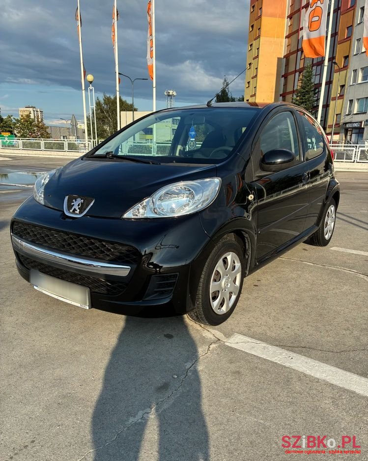 2010' Peugeot 107 1.0 Urban Move photo #2