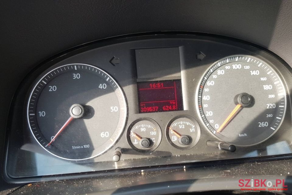 2008' Volkswagen Touran photo #4