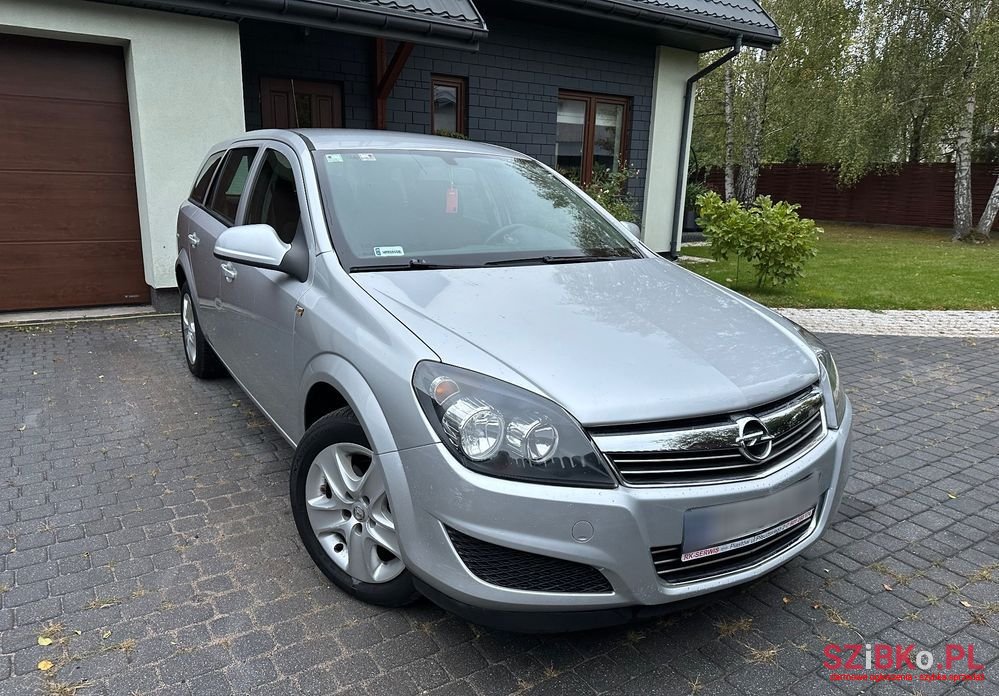 2012' Opel Astra photo #1