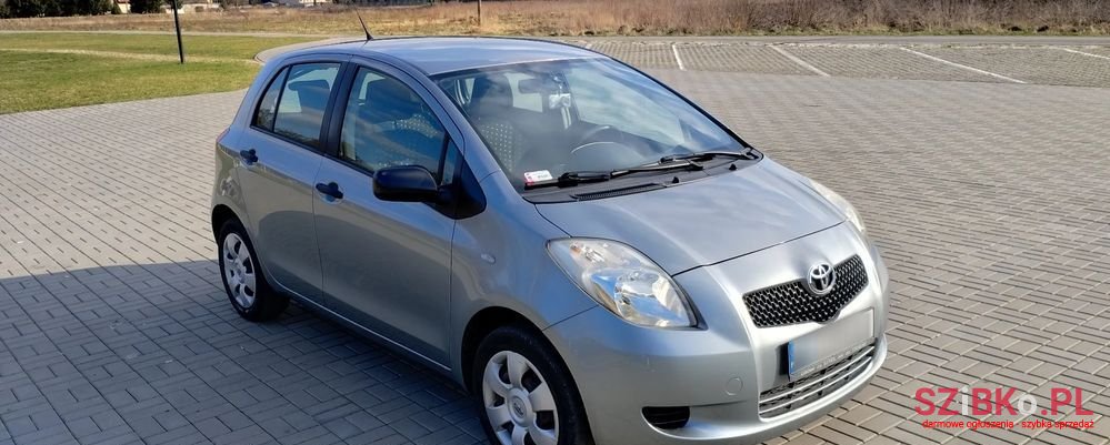 2008' Toyota Yaris photo #3