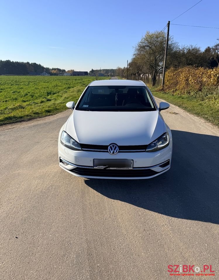 2017' Volkswagen Golf photo #2