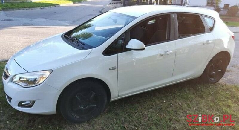 2011' Opel Astra photo #4