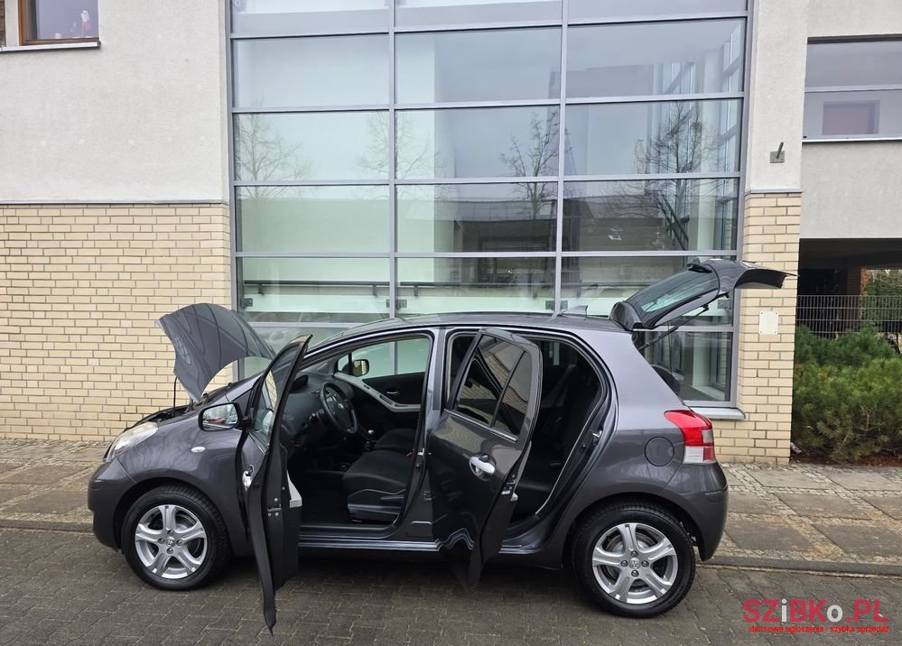 2011' Toyota Yaris photo #4