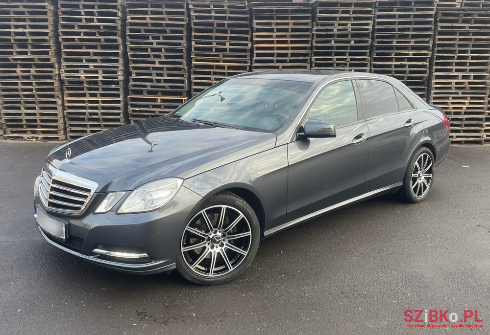 2011' Mercedes-Benz E-Class photo #2