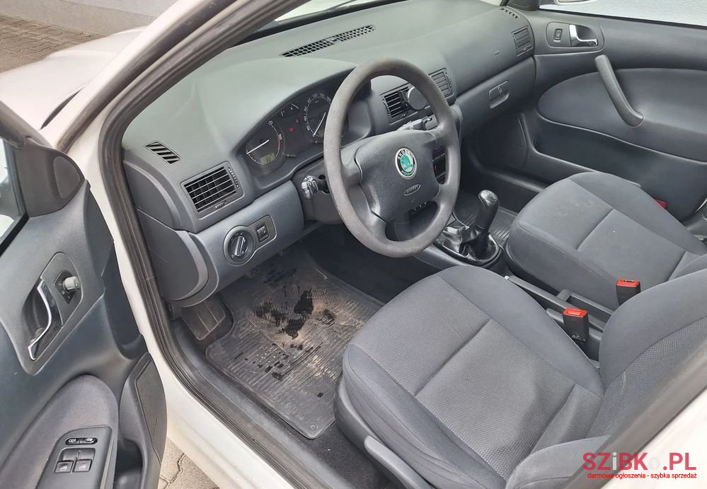 2009' Skoda Octavia 1.9 Tdi Tour Classic photo #5