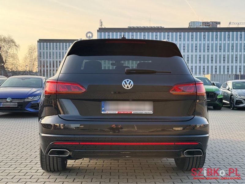 2019' Volkswagen Touareg photo #5