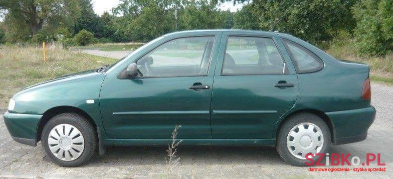 2001' Volkswagen Polo photo #1