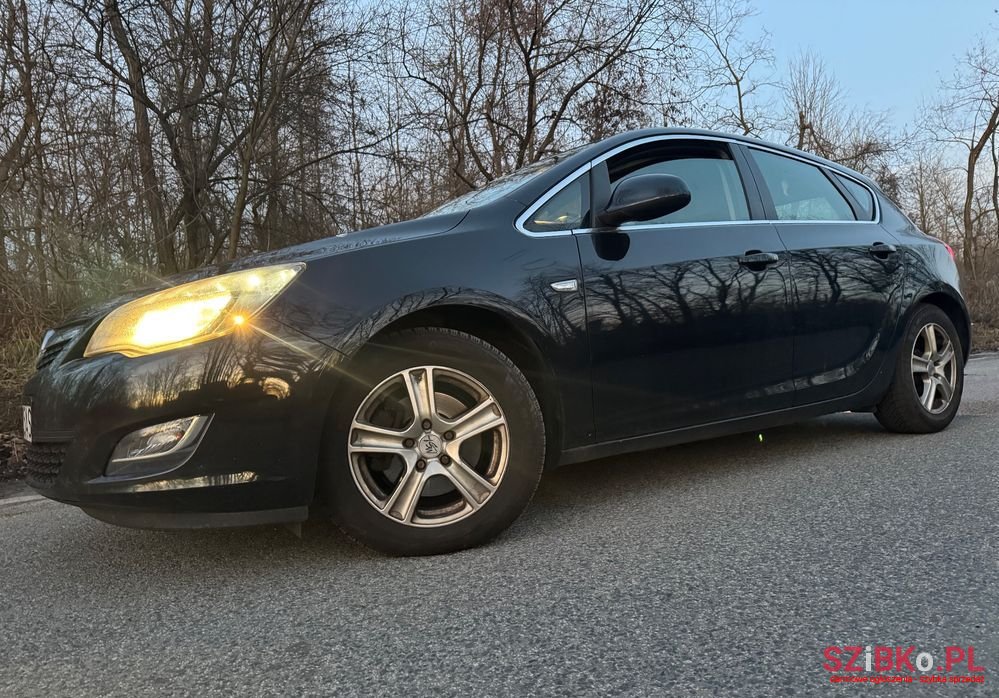 2011' Opel Astra photo #2