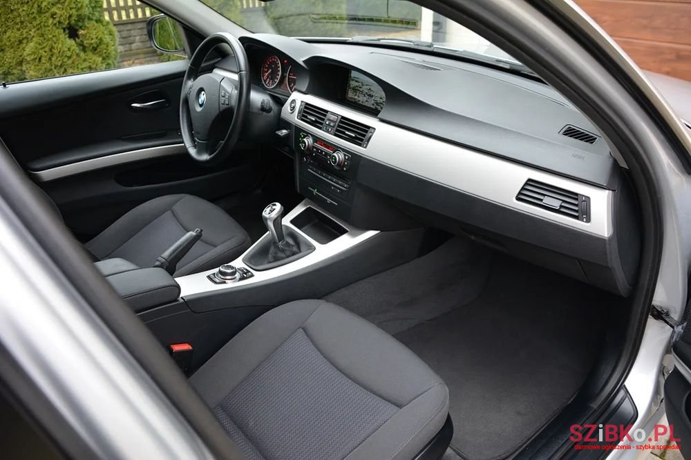 2010' BMW 3 Series 320D photo #5