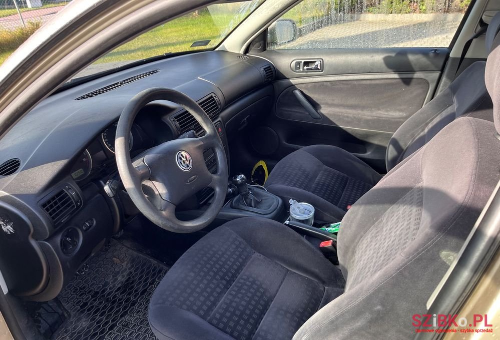 2002' Volkswagen Passat photo #5