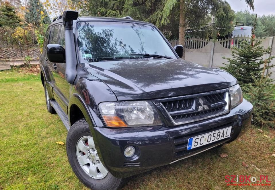 2004' Mitsubishi Pajero photo #1