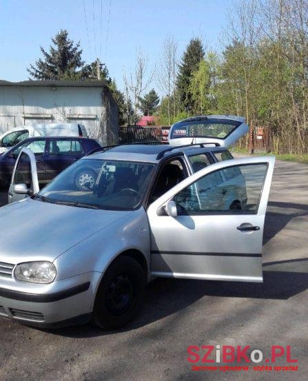 2002' Volkswagen Golf photo #1