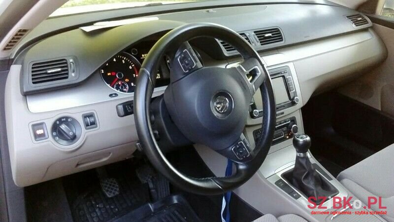 2010' Volkswagen Passat photo #3