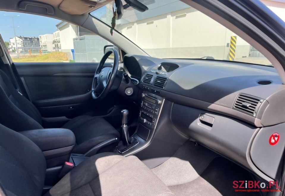 2004' Toyota Avensis photo #4