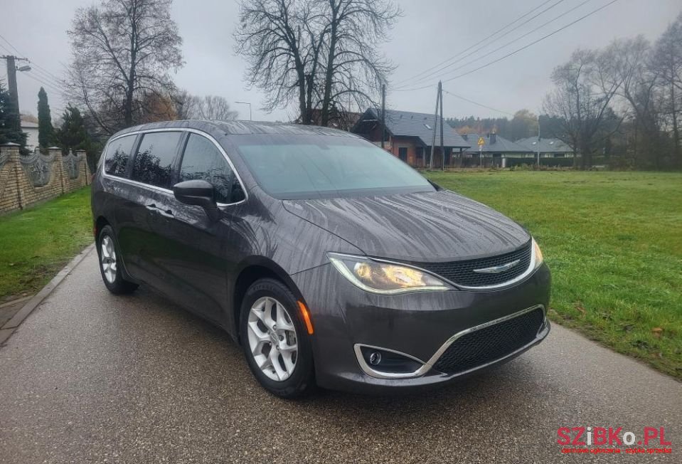 2018' Chrysler Pacifica photo #2