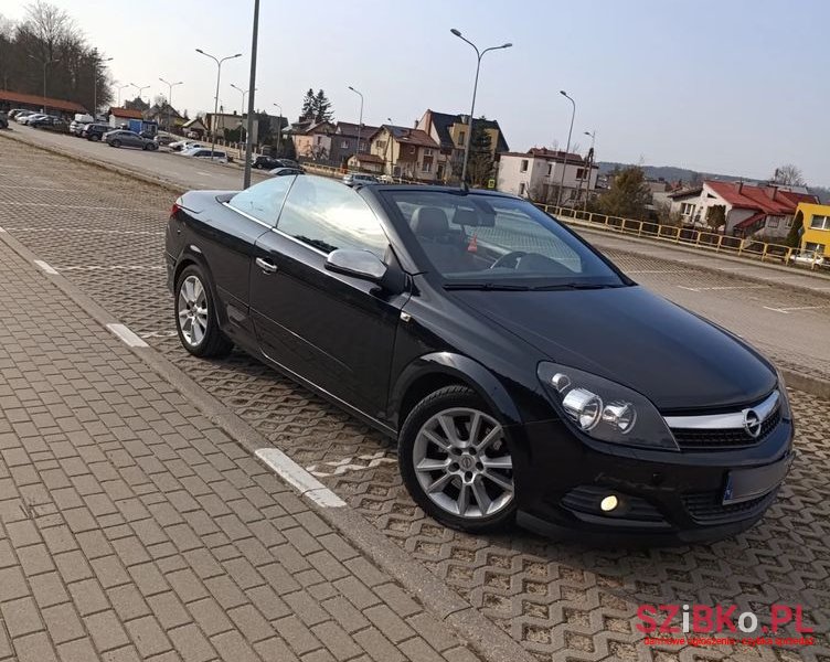 2007' Opel Astra Twintop photo #2