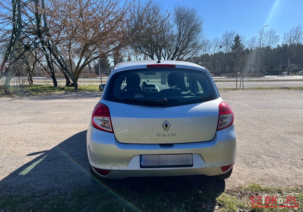 2010' Renault Clio photo #5