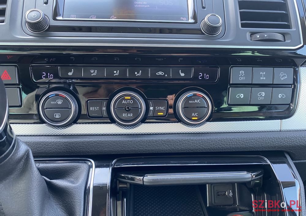 2017' Volkswagen Multivan photo #3