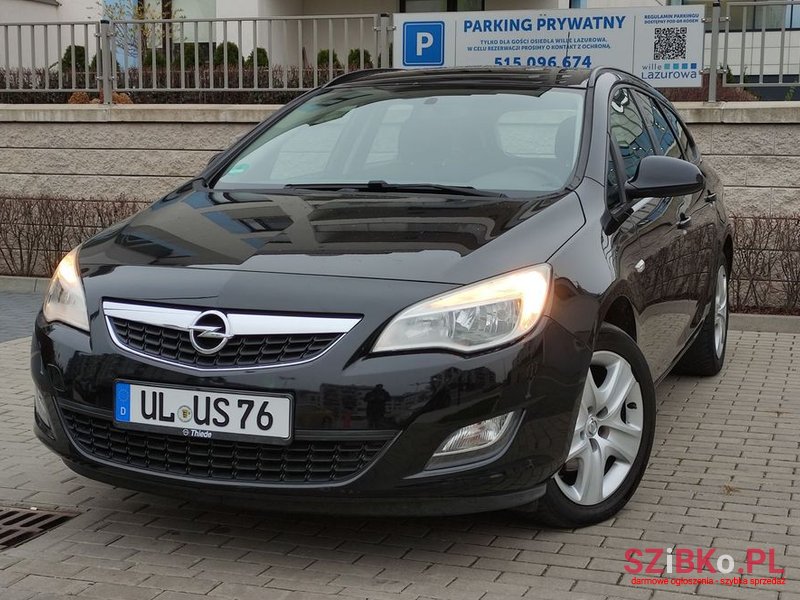 2011' Opel Astra photo #2