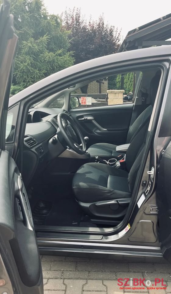 2010' Toyota Verso 2.0 D-4D photo #6