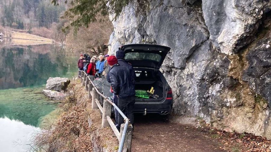 Літній водій зарядженого універсала BMW застряг на туристичній стежці