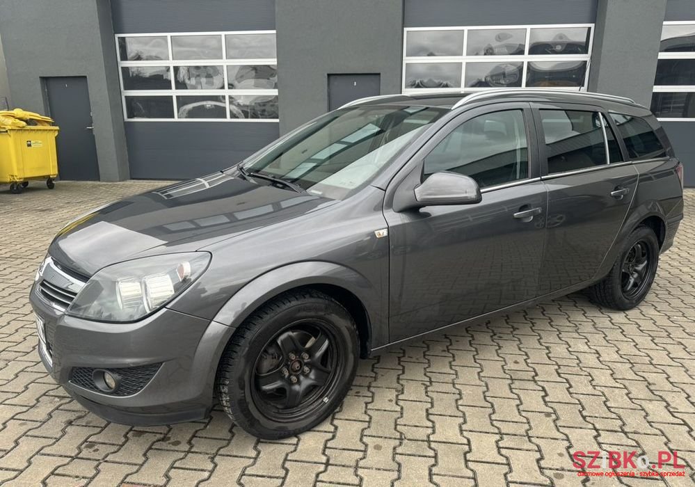 2011' Opel Astra photo #2