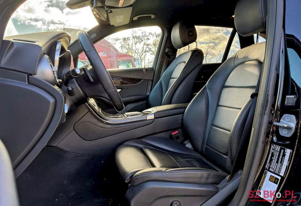 2019' Mercedes-Benz GLC 300 4Matic 9G-Tronic photo #6