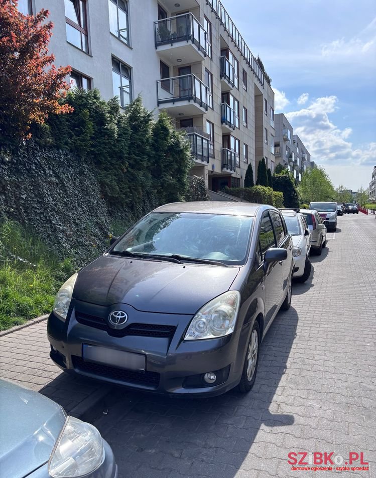 2009' Toyota Corolla Verso photo #1