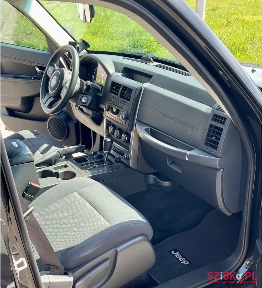 2011' Jeep Liberty 3.7 4X4 photo #3