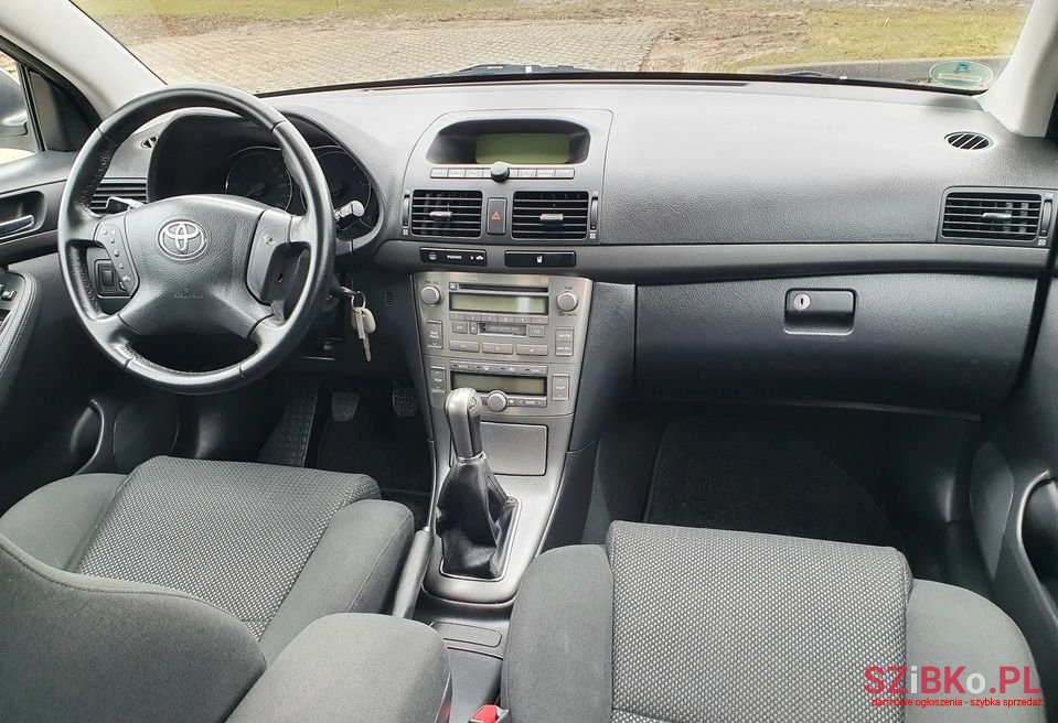 2004' Toyota Avensis photo #6