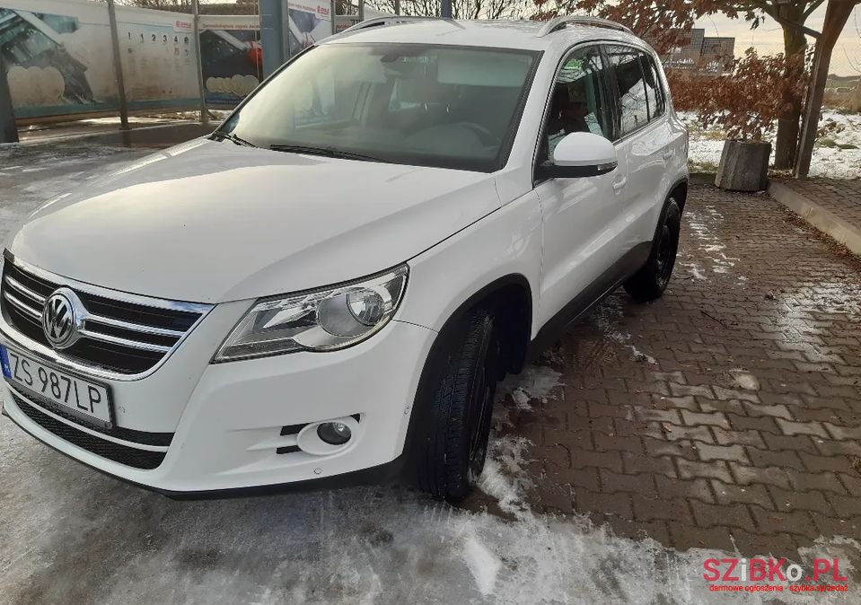2011' Volkswagen Tiguan photo #3