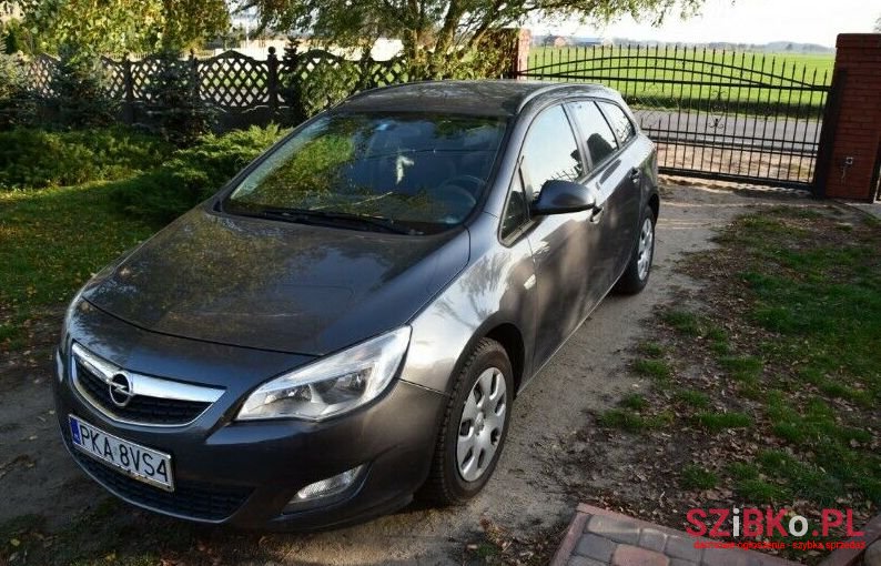 2011' Opel Astra photo #1