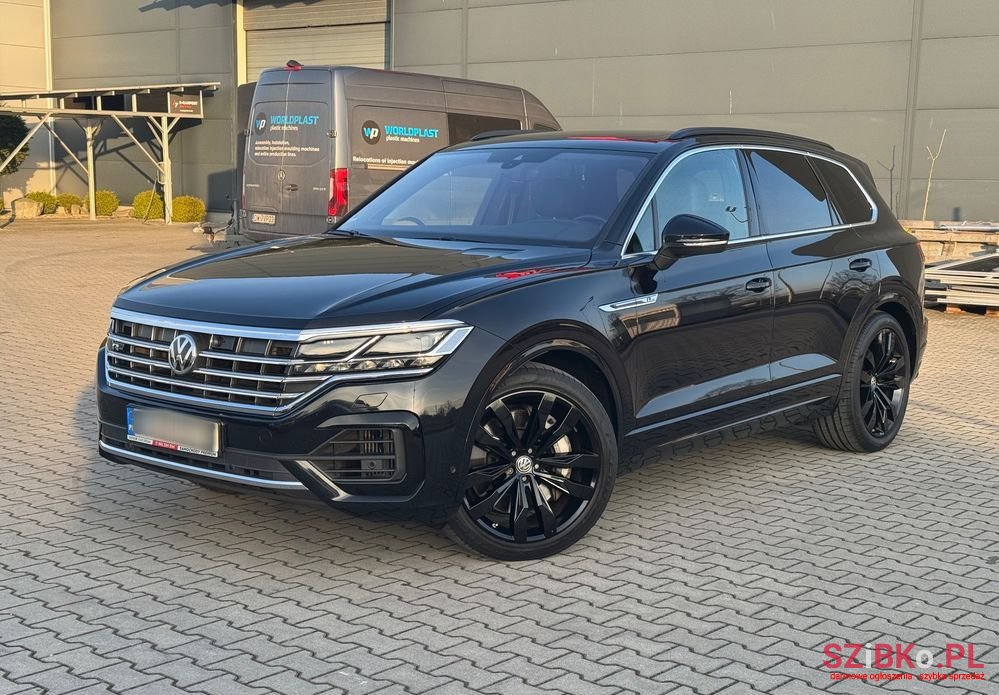 2019' Volkswagen Touareg photo #2