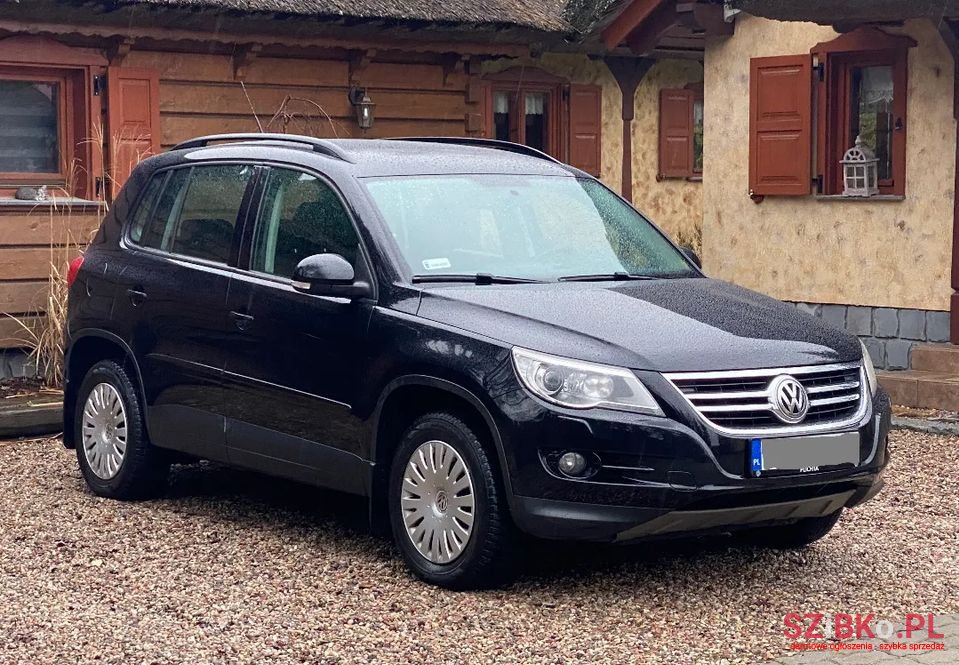 2011' Volkswagen Tiguan photo #1
