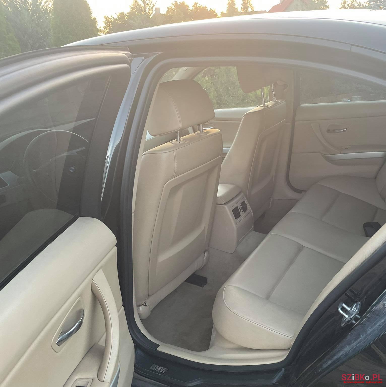 2011' BMW 3 Series Sedan photo #5