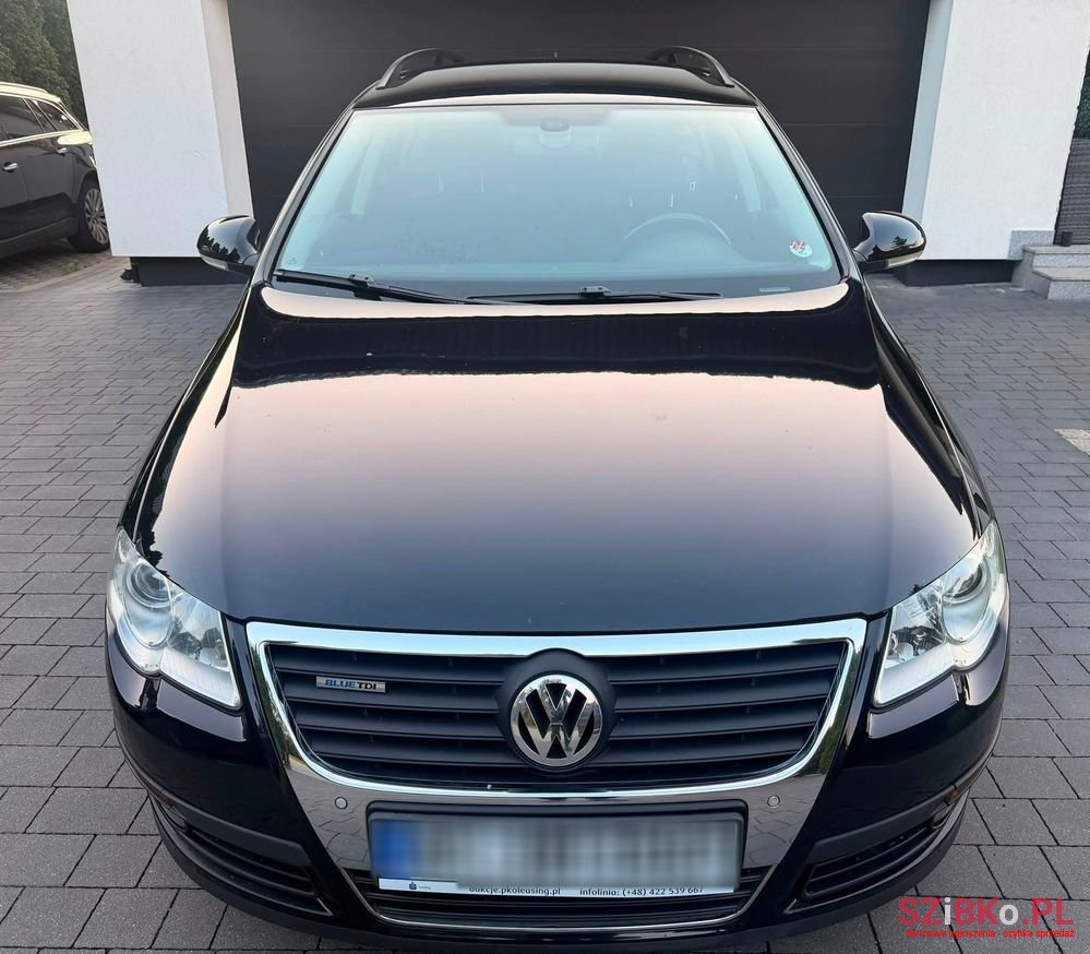 2010' Volkswagen Passat photo #2