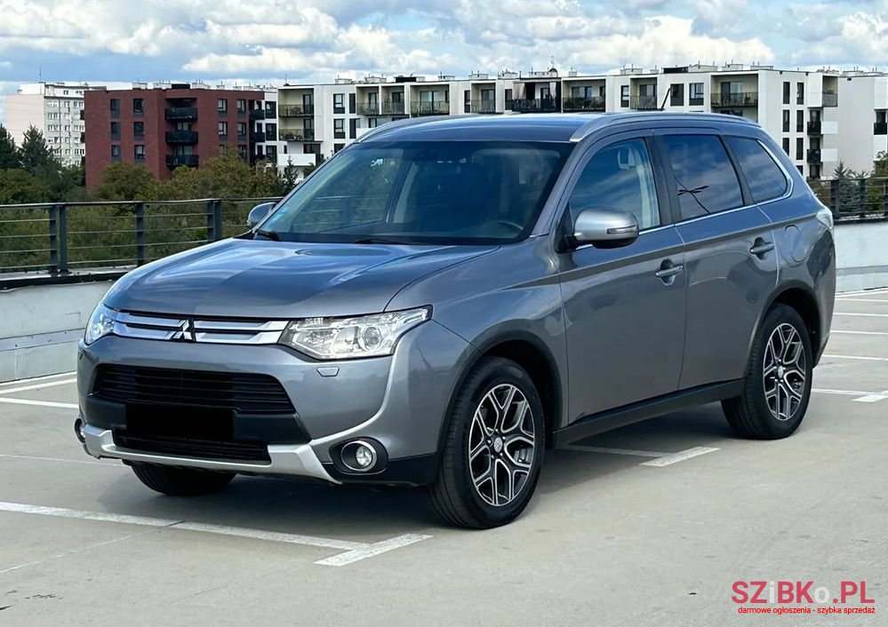 2015' Mitsubishi Outlander photo #2