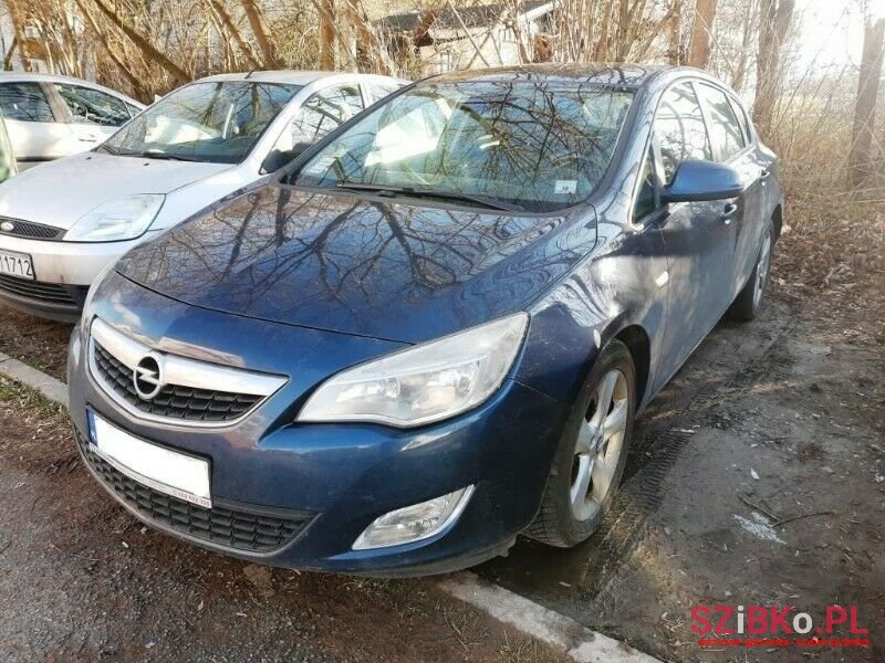 2010' Opel Astra photo #1