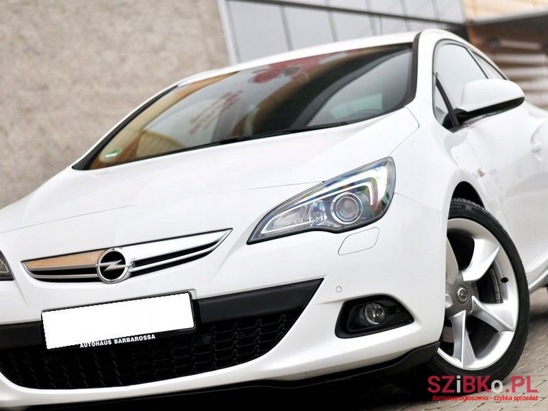 2011' Opel Astra photo #1