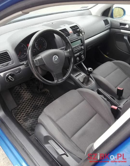 2004' Volkswagen Golf photo #5