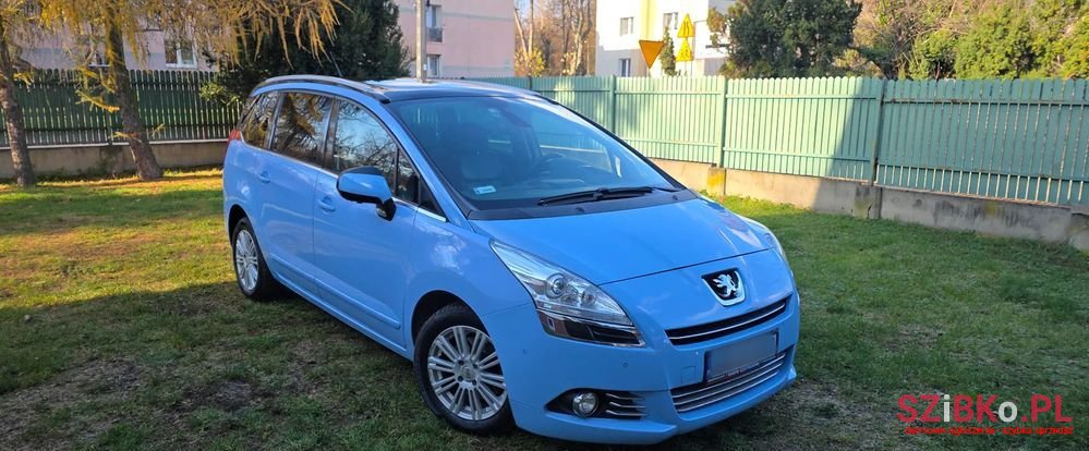 2011' Peugeot 5008 photo #1